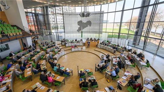Wer wird stärkste Kraft im sächsischen Landtag? Einer Umfrage zufolge zeichnet sich bei der Wahl am 1. September ein Kopf-an-Kopf-Rennen zwischen CDU und AfD ab.