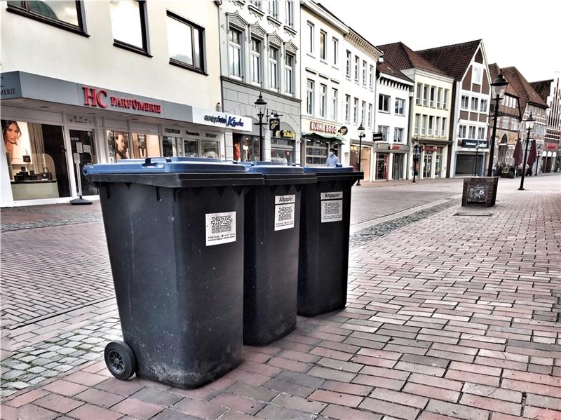 Wer wissen will, wann diese Papiertonnen in der Buxtehuder Altstadt geleert werden, konnte bisher in der Abfall-Info nachschauen. Das soll sich jetzt ändern. Foto: Wisser