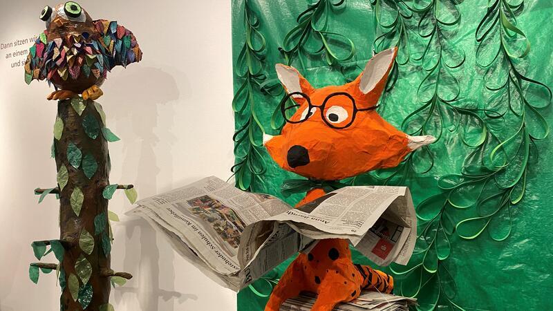 Wer wissen will, warum Fuchs Fritz Zeitung liest, kann das in der Sonderausstellung herausfinden. Zu jeder Tierfigur haben die Klassen eine Fantasiegeschichte verfasst.