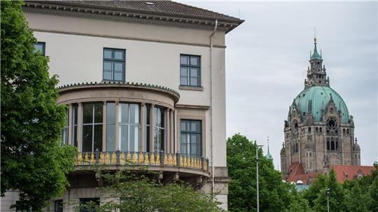 Wer zieht in dieses Haus in bester Lage? Das Wirtschaftsministerium befindet sich unweit vom hannoverschen Rathaus (im Hintergrund) entfernt. (Archivbild)