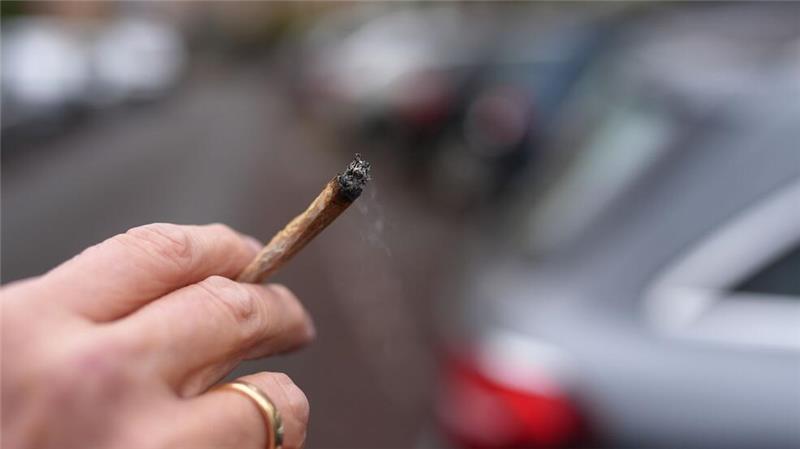 Wer zu berauscht Auto fährt, sollte seinen Führerschein schneller abgeben müssen, meinen Fachleute. 