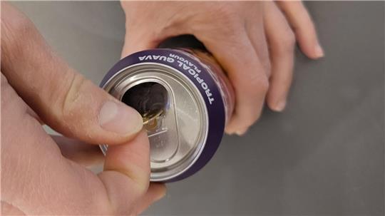 Wer zu viele Energy-Drinks konsumiert, kann Bluthochdruck, Herzrasen und Magen-Darm-Beschwerden bekommen.