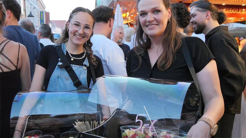 Süße Männer, trockener Wein: Buxtehuder Weinfest sorgt für Schmunzler Wer zum Wein den passenden Snack vermisst, hat Glück, wenn Marion Vant-Hoenerdal mit ihrem Bauchladen vorbeikommt. Sie betreibt den Schulkiosk an der BBS und hatte Lust, den mobilen Verkauf beim Weinfest auszuprobieren. Beim Altstadtverein fand der Vorschlag schnell Zustimmung. Als Unterstützung konnte sie Leonie aus Hamburg gewinnen - eine Freundin ihrer Tochter.