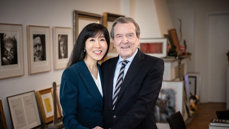 Schröder wird 80: Party in Berlin - kein Fest bei Putin Wer zur Geburtstagsparty des Altkanzlers Gerhard Schröder kommt, weiß nur seine Frau Soyeon Schröder-Kim (l).