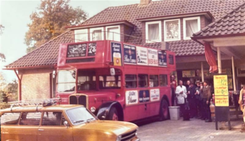 Von Kaufmannsehre, Wagenrennen im Laden und Eis für ein paar Groschen Werbeaktion: Ein Doppeldeckerbus vor dem ehemaligen Edeka-Markt, in dem heute die Drogerie geöffnet hat.