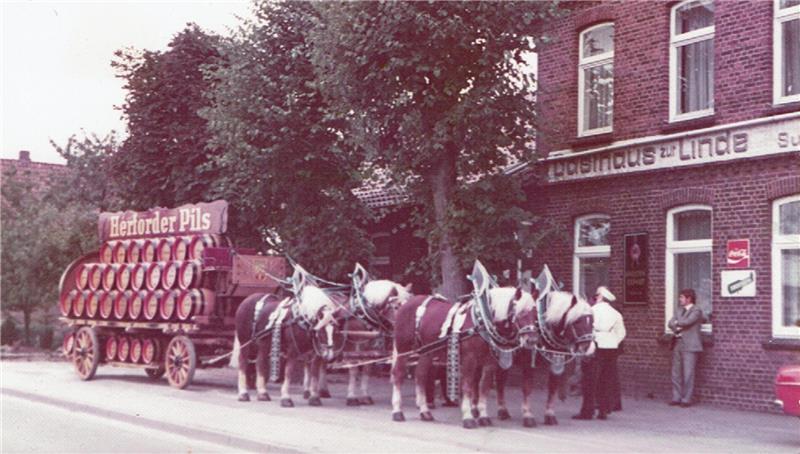 Werbeaktion der Brauerei Herforder Pils in den 1990er Jahren mit einer Faßbierkutsche vor dem Gasthaus Zur Linde in Bargstedt.