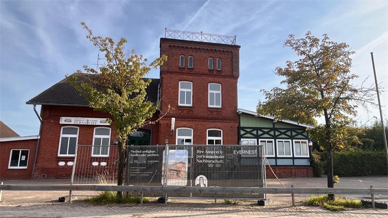 Jugendzentrum: Geheimgespräche über die Schöne Fernsicht in Grünendeich Werbebanner für einen Verkauf der Immobilie „Zur Schönen Fernsicht“ am Obstmarschenweg in Grünendeich.