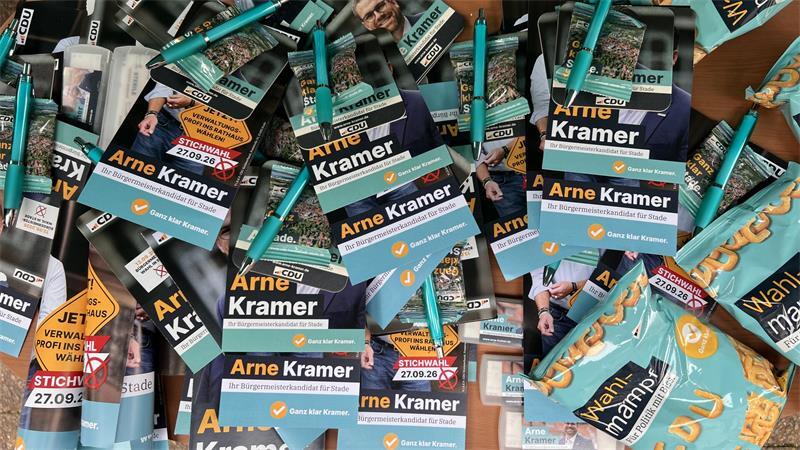 Zwischen Bratwurst und Gartenzwergen: So läuft der Wahlkampf-Endspurt in Stade Werbematerial am CDU-Stand zur Bürgermeister-Stichwahl in Stade.