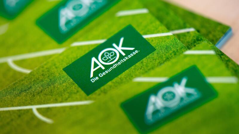 Werbematerial der Krankenkasse liegt aus.