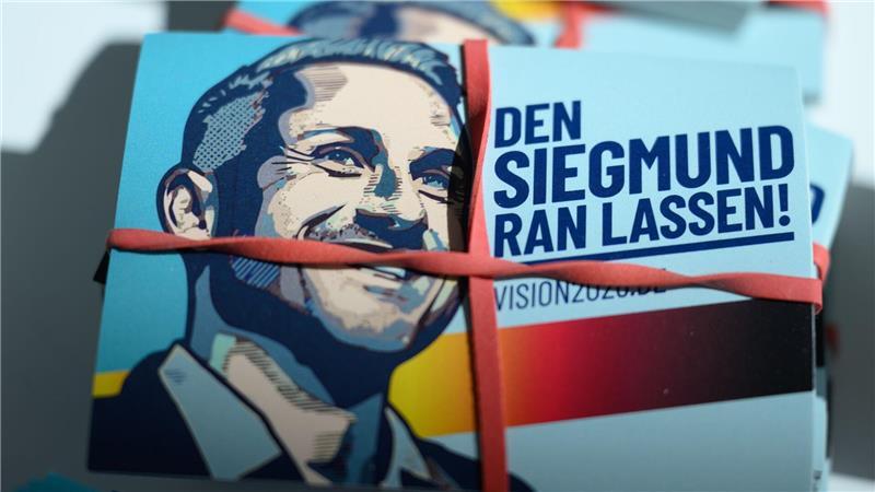 Vorsprung im Straßenwahlkampf - wie die AfD mobilisiert Werbematerial mit AfD-Spitzenkandidat Ulrich Siegmund ist reichlich vorhanden. (Archivbild)