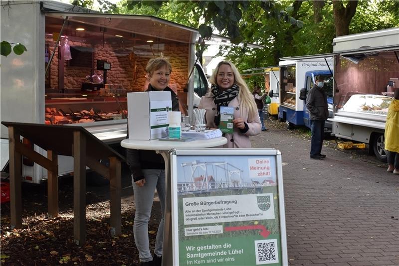 Werben für die Bürgerbefragung in der Samtgemeinde Lühe: Britta Frank und Celine Keierleber vom Regionalmanagement (von links). Foto: Vasel