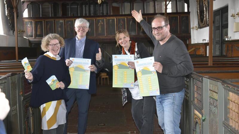 Sommerfestival mit Dora Heldt und Peter Urban in der Kirche St. Nikolai Werben für die ersten „Borsteler Sommerklänge": Pastorin Anika Röling, Michael Fuerst, Undine Rehder und der Kurator des Festivals, Daniel Kaiser.