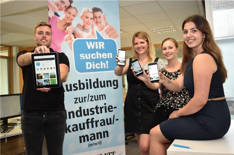 Werben für eine Ausbildung als Industriekaufmann im Medienhaus: Die TAGEBLATT-Azubis Sven Krönke, Klaudia Klee, Theresa Barkodat sowie Ausbildungsko ordinatorin Jasmin Rückert (Zweite von links) berichten auf Instagram über die vierte Ausbi