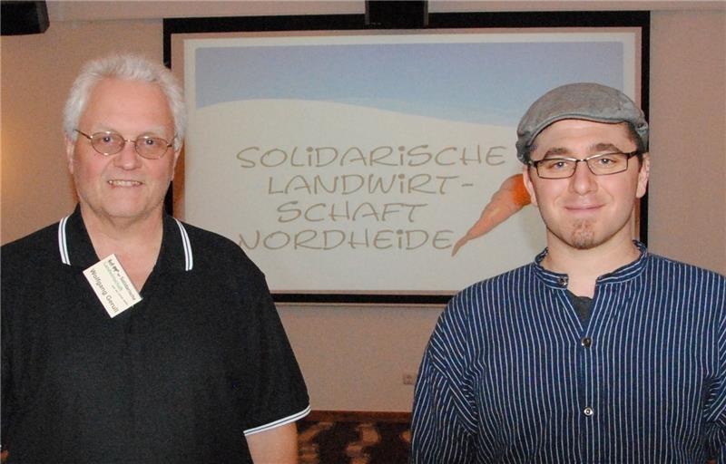 Werben in Harsefeld für das Solawi-Prinzip : Landwirt Wolfgang Gerull (links) und Cody Jolly. Foto Stief