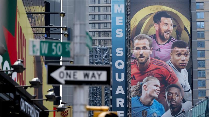 Das Finale der Club-WM als Show-Act mit Trump Werbung für die Club-WM mit Fußballstars wie Lionel Messi, Harry Kane oder Erling Haaland am Times Square in Manhattan.