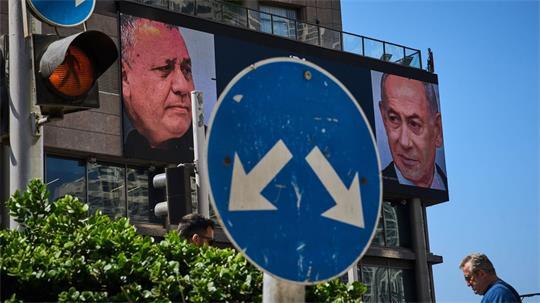 Werbung in Israel, auf der der israelische Ministerpräsident Benjamin Netanjahu (r) und sein wichtigster Rivale bei der Parlamentswahl am 27. Oktober, Gadi Eisenkot, zu sehen ist. (Archivbild)