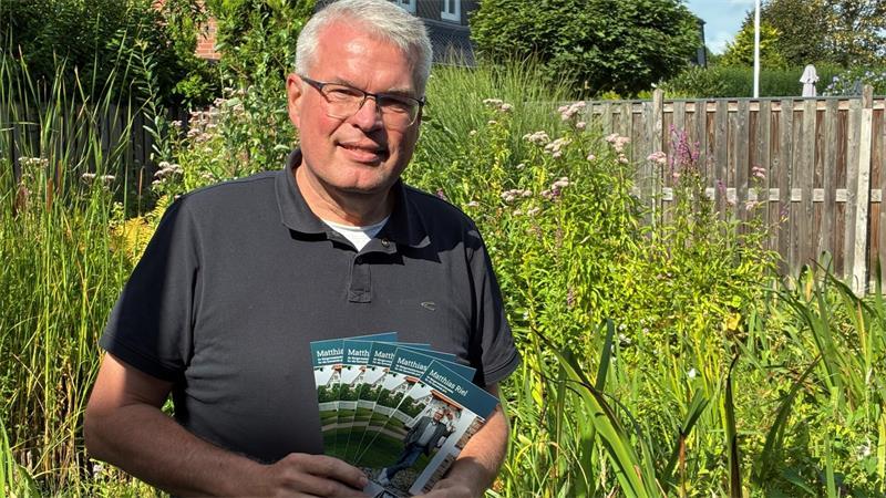 Werbung in eigener Sache: Matthias Riel hält seinen Wahlkampfflyer in den Händen.