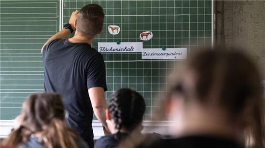 Werden Lehrer Opfer körperlicher Gewalt, so geht diese einer Umfrage zufolge fast ausschließlich von Schülerinnen und Schülern aus. (Symbolbild)