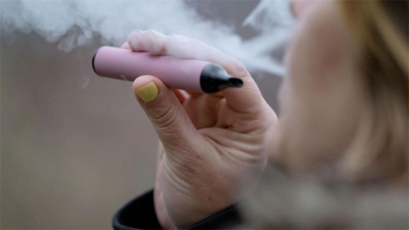Werden Vapes falsch entsorgt, können sie im Müllwagen in Brand geraten. (Symbolbild)