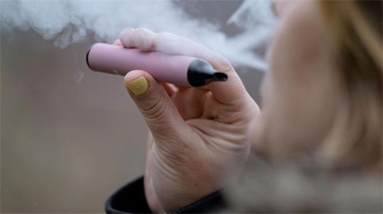 Werden Vapes falsch entsorgt, können sie im Müllwagen in Brand geraten. (Symbolbild)