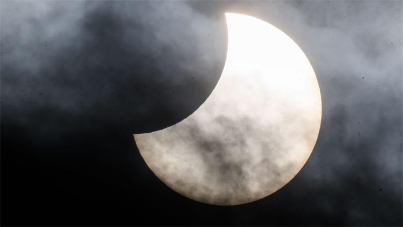 Werden Wolken die Sicht auf die teils verdeckte Sonne stören? Meteorologen sagen: Nein!