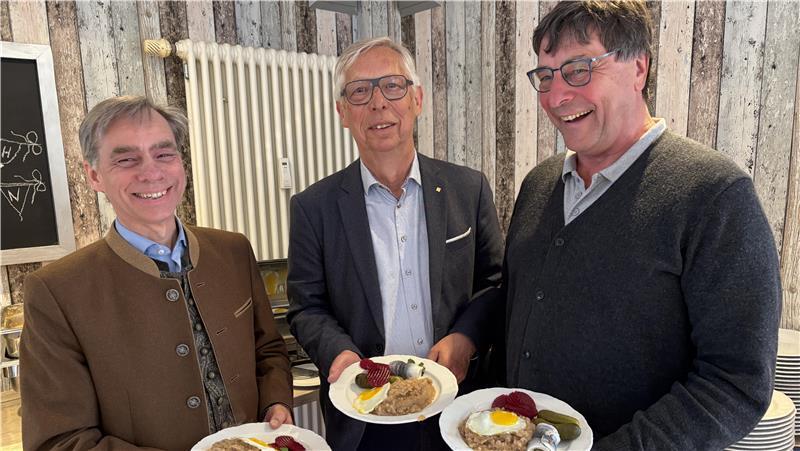 Werden beim Hansemahl Labskaus kredenzen: Sebastian Duwe (von links), Friedrich-Wilhelm Hoffmann und Johann-Heinrich Burfeind, die sogenannten Ältermänner von drei Stader Brüderschaften.