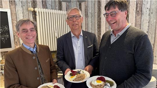 Werden beim Hansemahl Labskaus kredenzen: Sebastian Duwe (von links), Friedrich-Wilhelm Hoffmann und Johann-Heinrich Burfeind, die sogenannten Ältermänner von drei Stader Brüderschaften.