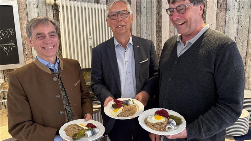 Werden beim Hansemahl Labskaus kredenzen: Sebastian Duwe (von links), Friedrich-Wilhelm Hoffmann und Johann-Heinrich Buhrfeind, die sogenannten Ältermänner von drei Stader Brüderschaften.