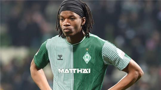 Werder Bremen hat den französischen Mittelfeldspieler Skelly Alvero (r) fest von Olympique Lyon verpflichtet.