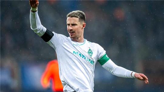 Werder Bremen muss mehrere Wochen auf Kapitän Marco Friedl verzichten.