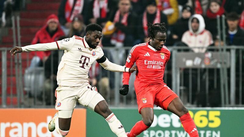 Werder Bremen will den Abwehrspieler Issa Kaboré (r) ausleihen.