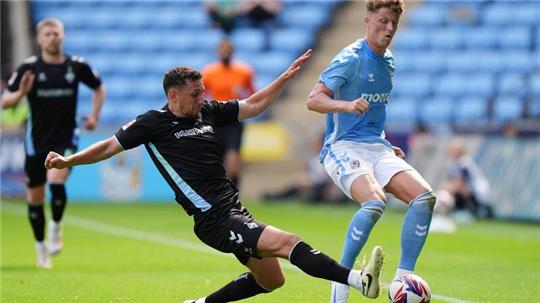 Werder Bremens Milos Veljkovic trug mit zum Testspiel-Sieg in Coventry bei.