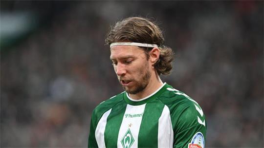 Werder Bremens Mitchell Weiser musste früh ausgewechselt werden.
