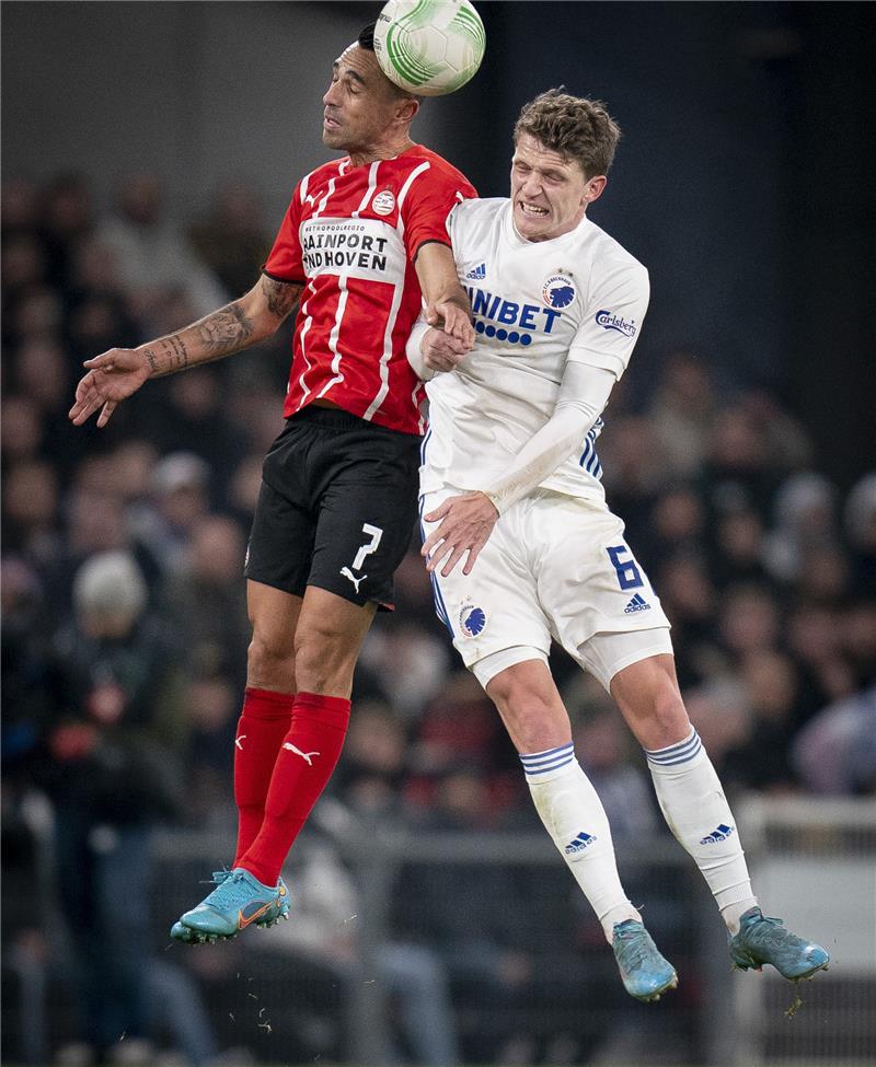 Werder Bremen nimmt diese Neuzugänge mit ins Trainingslager Werder Bremens Jens Stage (rechts im Bild, hier im Kopfballduell mit Mylian Jimenez). Foto: Liselotte Sabroe/Ritzau Scanpix/AP/dpa