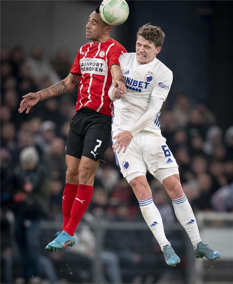 Werder Bremens Jens Stage (rechts im Bild, hier im Kopfballduell mit Mylian Jimenez). Foto: Liselotte Sabroe/Ritzau Scanpix/AP/dpa