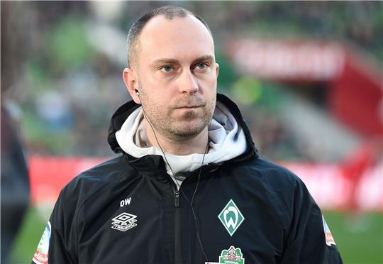 Werder-Coach Ole Werner will in der gewohnten Grundordnung in der Positionierung Dinge verändern. Foto: Hoppe/dpa