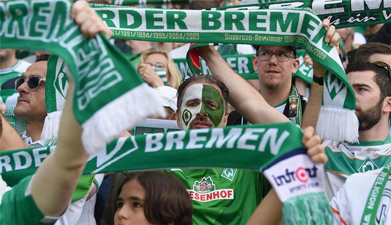 Werder- und HSV-Fans haben Bock wie lange nicht Werder-Fans bei der Vereinshymne. Foto: Carmen Jaspersen/dpa