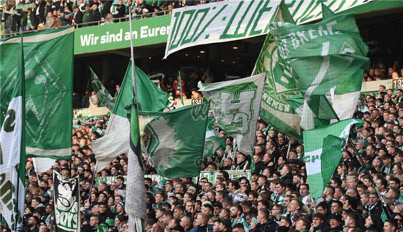 Werder-Fans hatten dazu aufgerufen, die WM-Spiele zu boykottieren und stattdessen das Bremer Frauen-Team zu unterstützen. Foto: Carmen Jaspersen/dpa