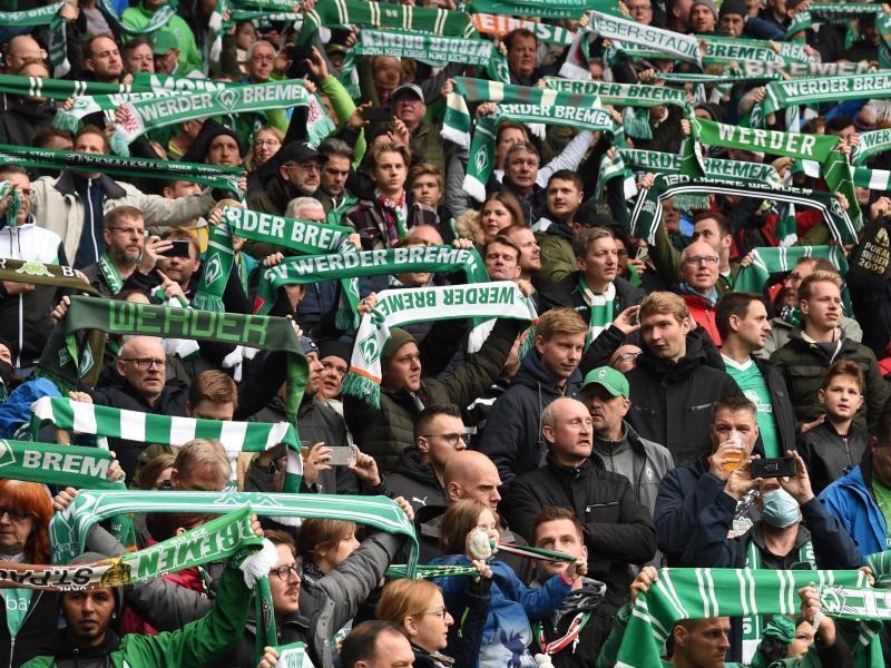 Werder-Fans singen die Fußball-Hymne. Foto: Carmen Jaspersen/dpa/Archivbild