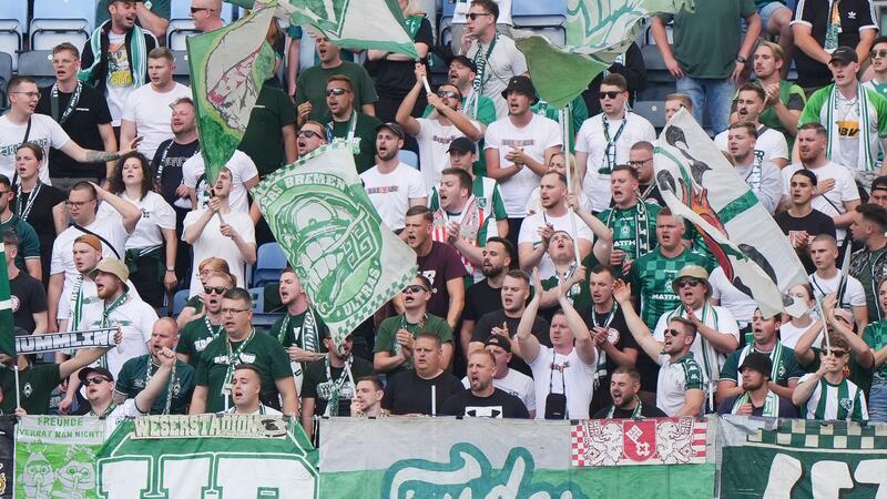 Werder-Fans unterstützen ihre Bremer Mannschaft im Test.