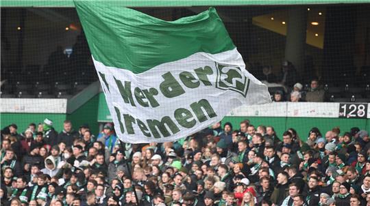 Werder Fans schwenken eine Fahne im Weserstadion. Foto: Carmen Jaspersen/dpa