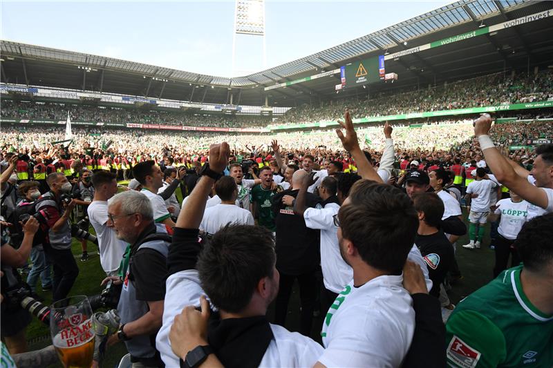 Werder Spieler feiern den Aufstieg. Foto: Carmen Jaspersen/dpa