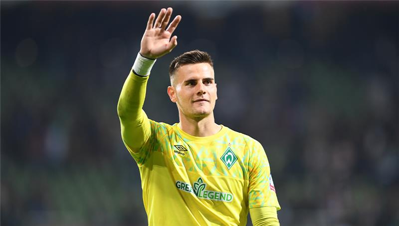 Vermisstes Gepäck von Werder-Torwart Zetterer auf kurioser Reise Werder Torwart Michael Zetterer winkt den Fans zu. Foto: Carmen Jaspersen/dpa