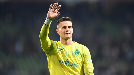 Werder Torwart Michael Zetterer winkt den Fans zu. Foto: Carmen Jaspersen/dpa