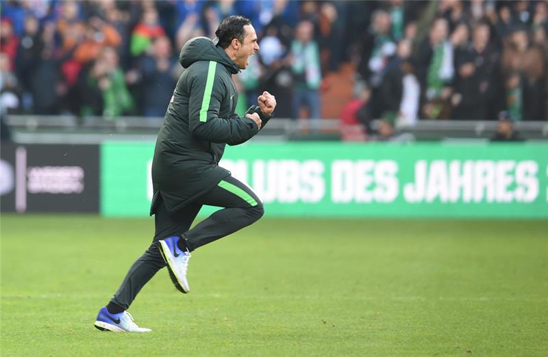 Werder Trainer Alexander Nouri rennt nach Spielende über den Platz. Foto: Jaspersen/dpa