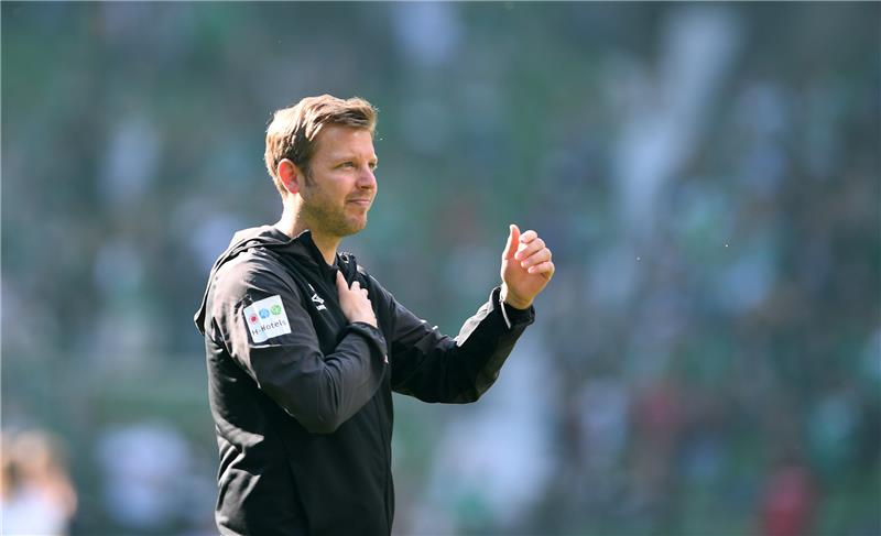 Werder Trainer Florian Kohfeldt bedankt sich nach Spielende bei den Fans. Foto Carmen Jaspersen/dpa