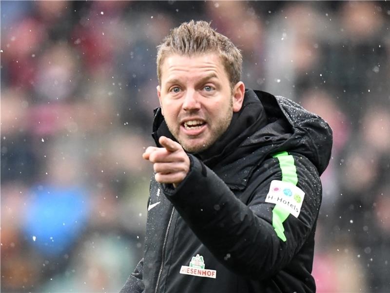 Werder-Trainer Florian Kohfeldt kommt mit seiner Mannschaft nach Ahlerstedt. Foto: Seeger/dpa