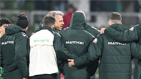 Werder-Trainer Horst Steffen spricht nach der Niederlage gegen Stuttgart. (Archiv)