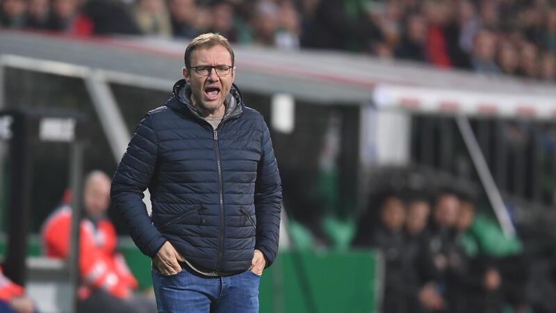 Werder-Trainer Thomas Horsch ruft an der Seitenlinie.