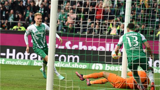 Werder muss in Mainz auf Innenverteidiger Pieper (links) verzichten. Foto: Carmen Jaspersen/dpa